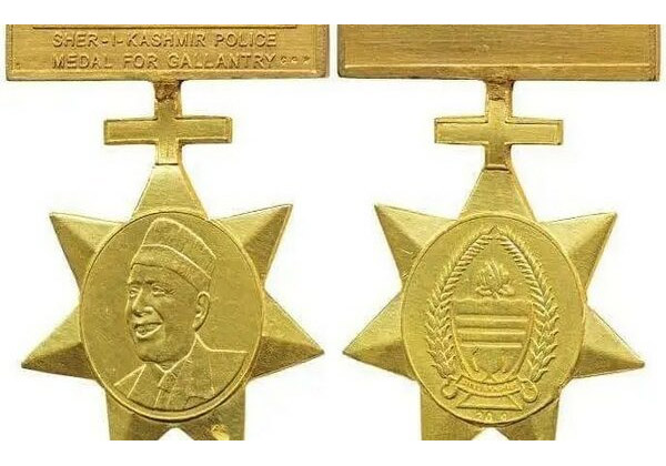 The old medal (left), the new medal (right)
