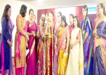 എറണാകുളം ടൗണ്‍ഹാളില്‍ വിവിധ മേഖലകളിലെ ഒന്‍പത് വനിതകള്‍ ചേര്‍ന്ന് തിരിതെളിച്ച അമൃത് മഹോത്സവം വനിതാ സമ്മേളനം ഉദ്ഘാടന സഭയില്‍ ഗാര്‍ഹിക തൊഴിലാളി എസ്. സന്ധ്യ വിളക്ക് കൊളുത്തുന്നു.