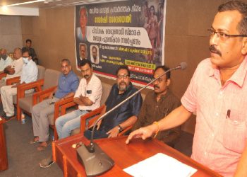 ദേവര്‍ഷി നാരദജയന്തി ആഘോഷത്തോടനുബന്ധിച്ച് നടന്ന പി.വി.കെ. നെടുങ്ങാടി സ്മാരക പുരസ്‌കാര സമര്‍പ്പണച്ചടങ്ങില്‍ 'മാധ്യമരംഗത്തെ രാഷ്ട്രീയ-മത-കോര്‍പറേറ്റ് സ്വാധീനം' എന്ന വിഷയത്തില്‍ ജെ. ഗോപീകൃഷ്ണന്‍ മുഖ്യപ്രഭാഷണം നടത്തുന്നു