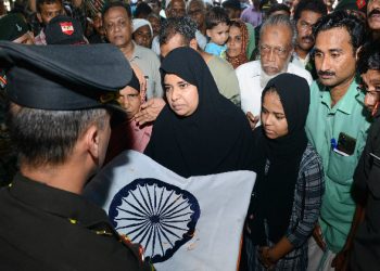 ലാന്‍സ് ഹവില്‍ദാര്‍ മുഹമ്മദ് ഷൈജലിന്‍റെ മൃതദേഹം മലപ്പുറം പരപ്പനങ്ങാടിയിലെ വീട്ടുവളപ്പില്‍ എത്തിച്ചപ്പോള്‍ 122 ടിഎ മദ്രാസ് ബറ്റാലിയന്‍ ലെഫ്റ്റനന്റ് കേണല്‍ സിന്ധന്ത് ചിഹ്ബറില്‍ നിന്ന് ഭാര്യ റഹ്മത്ത് ദേശീയപതാക ഏറ്റുവാങ്ങുന്നു