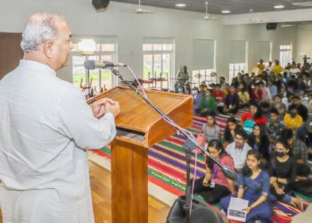 പിറവം വെളിയനാട് ചിന്മയ വിശ്വവിദ്യാപീഠത്തില്‍ നടന്ന അമൃതോത്സവ പരിപാടിയില്‍ വിജ്ഞാന്‍ഭാരതി ദേശീയ സംഘടനാ സെക്രട്ടറി ജയന്ത് സഹസ്രബുദ്ധെ സംസാരിക്കുന്നു.