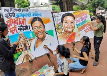 മുംബൈയിൽ ഗുരുകുലം വിദ്യാർത്ഥികൾ ദ്രൗപദീമുർമൂവിന് പിന്തുണയുമായി ചിത്രങ്ങൾ വരയ്ക്കുന്നു