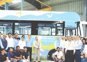 രാജ്യത്ത് തദ്ദേശിയമായി വികസിപ്പിച്ച ആദ്യ മെയ്ഡ് ഇൻ ഇന്ത്യ 'ഹൈഡ്രജൻ ബസ്' കേന്ദ്രമന്ത്രി ജിതേന്ദ്ര സിങ് പുനെയിൽ നടന്ന ചടങ്ങിൽ പുറത്തിറക്കിയപ്പോൾ.