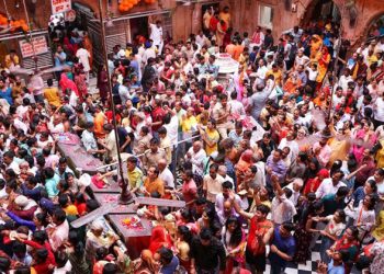 വൃന്ദാവനിലെ ശ്രീബാങ്കിബിഹാരി ക്ഷേത്രത്തിലെ ഭക്തജനത്തിരക്ക്