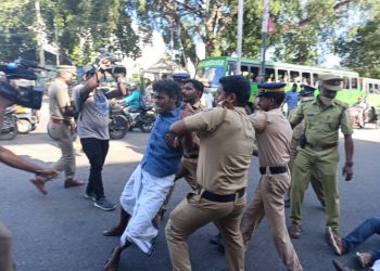 എബിവിപി പ്രവര്‍ത്തകരെ പോലിസ് അറസ്റ്റു ചെയ്തു നീക്കുന്നു