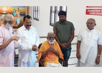 കന്യാകുമാരി വിവേകാനന്ദ കേന്ദ്രം പണിതുയര്‍ത്താന്‍ ജീവിതമുഴിഞ്ഞുവച്ച കോഴിക്കോട്, വെള്ളയില്‍ സ്വദേശി  ലക്ഷ്മണനെ ഗോവ ഗവര്‍ണ്ണര്‍ പിഎസ് ശ്രീധരന്‍ പിള്ള ആദരിക്കുന്നു.