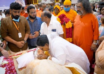 അമ്മയ്ക്ക് അന്ത്യ ചുംബനം നല്‍കുന്ന മാതാ അമൃതാനന്ദമയീദേവി