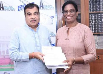 ദല്‍ഹിയില്‍ കേന്ദ്ര ഉപരിതല ഗതാഗത വകുപ്പ് മന്ത്രി നിതിന്‍ ഗഡ്കരിയുമായി കൂടിക്കാഴ്ച നടത്തിയ പി.ടി. ഉഷ എംപി നിവേദനം സമര്‍പ്പിക്കുന്നു