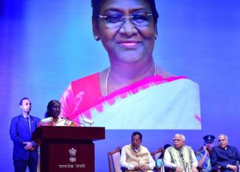 പഞ്ചാബ് രാജ്ഭവനിലെ സ്വീകരണച്ചടങ്ങില്‍ രാഷ്ട്രപതി ദ്രൗപദി മുര്‍മു സംസാരിക്കുന്നു. പഞ്ചാബ് ഗവര്‍ണര്‍ ബന്‍വാരിലാല്‍ പുരോഹിത്, ഹരിയാന മുഖ്യമന്ത്രി മനോഹര്‍ലാല്‍ ഖട്ടര്‍ എന്നിവര്‍ സമീപം