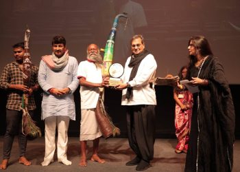 പ്രഥമ അമീര്‍ചന്ദ് പുരസ്‌കാരം തര്‍പ്പ വാദകന്‍ ഭികല്യ ലഡ്ക്യ ദിന്‍ഡയ്ക്ക് ചലച്ചിത്ര സംവിധായകന്‍ സുഭാഷ് ഘായ് നല്‍കുന്നു. എംപിയം നടനുമായ മനോജ് തിവാരി സമീപം