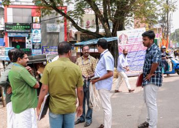 റവന്യു  അധികൃതർ  ദേവസ്വം ബോർഡ്  ഉദ്യോഗസ്ഥരുടെ സാന്നിധ്യത്തിൽ   ശ്രീമൂലം  സംരക്ഷണ ഭൂമി  അളക്കുന്നു