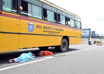 വിഴിഞ്ഞം തുറമുഖ നിര്‍മാണത്തിനെതിരെ നടത്തിയ റോഡ് ഉപരോധ സമരത്തില്‍ വിദ്യാര്‍ത്ഥികളുമായി എത്തിയ കോളേജ് ബസ് മുന്നോട്ടെടുക്കാന്‍ അനുവദിക്കാതെ ബസിന് അടിയില്‍ കിടന്ന് പ്രതിഷേധിക്കുന്നു.
