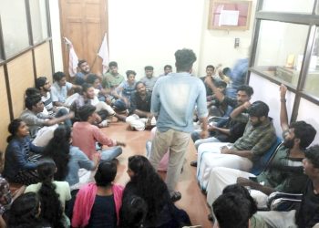 കട്ടപ്പന ഗവ. കോളജ് പ്രിന്‍സിപ്പാളിനെ മുറിയില്‍ പൂട്ടിയിട്ട് ഓഫീസിന്
മുന്നില്‍ എസ്എഫ്ഐക്കാര്‍ ഇരിക്കുന്നു.