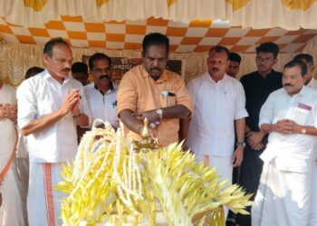 ശ്രീ അയ്യപ്പ ധര്‍മ്മസംഘം മൂഴിക്കല്‍ ശ്രീ ശങ്കരനാരായണ ക്ഷേത്രത്തില്‍ നടത്തിയ പ്രതീകാത്മക മകരവിളക്ക് തെളിയിക്കല്‍ ഹിന്ദു ഐക്യവേദി സംസ്ഥാന വക്താവ് ഇ.എസ്. ഉദ്ഘാടനം ചെയ്യുന്നു.