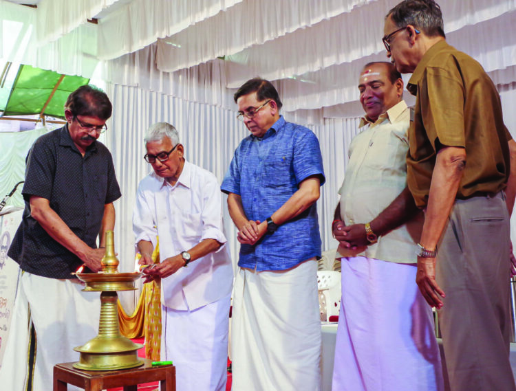 മഹാകവി ഒളപ്പമണ്ണ ജന്മശതാബ്ദി സാഹിത്യോത്സവം ഒളപ്പമണ്ണ മനയില്‍ കവി ബാലചന്ദ്രന്‍ ചുള്ളിക്കാട് ഉദ്ഘാടനം ചെയ്യുന്നു