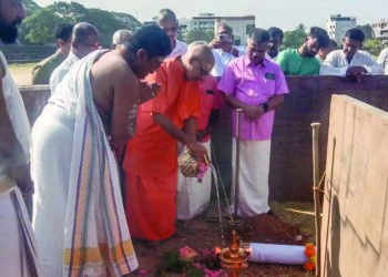 പാലക്കാട് മുനിസിപ്പല്‍ സ്റ്റേഡിയത്തില്‍ നടക്കുന്ന സേവാഭാരതി സേവാസംഗമത്തിന്റെ പന്തല്‍ കാല്‍നാട്ട് കര്‍മം ചിന്മയമിഷന്‍ ആചാര്യന്‍ സ്വാമി അശേഷാനന്ദ നിര്‍വഹിക്കുന്നു