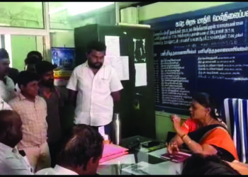 ദിണ്ടിഗല്‍ കെ.ആര്‍. ഗവ. സ്‌കൂള്‍ പ്രിന്‍സിപ്പലിനെ രക്ഷിതാക്കള്‍ ഘെരാവോ ചെയ്യുന്നു