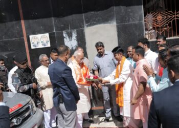 രാജസ്ഥാനിലെ ദുംഗാര്‍പൂരില്‍ ഗ്രാമവികാസ് സമ്മേളനത്തിനെത്തിയ ആര്‍എസ്എസ് സര്‍സംഘചാലക് ഡോ. മോഹന്‍ ഭാഗവതിനെ സംഘാടകര്‍ സ്വീകരിക്കുന്നു