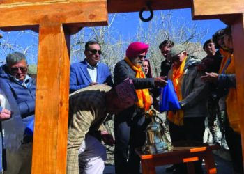 നേപ്പാളിലെ മുക്തിനാഥ് ക്ഷേത്രത്തില്‍ ജനറല്‍ ബിപിന്‍ റാവത്തിന്റെ ഓര്‍മ്മയ്ക്കായി മുന്‍ കരസേനാ മേധാവിമാരായ ജനറല്‍ വി.എന്‍. ശര്‍മ്മ, ജനറല്‍ ജെ.ജെ. സിങ്, ജനറല്‍ ദീപക് കപൂര്‍, ജനറല്‍ ദല്‍ബീര്‍ സുഹാഗ് എന്നിവര്‍ മണി സമര്‍പ്പിക്കുന്നു