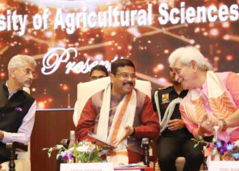 ന്യൂദല്‍ഹി സുഷമ സ്വരാജ് ഭവനില്‍ പ്രഥമ ജമ്മുകശ്മീര്‍ വിദ്യാഭ്യാസ മേളയുടെ വേദിയില്‍ കേന്ദ്രമന്ത്രിമാരായ ഡോ. എസ്. ജയശങ്കര്‍, ധര്‍മേന്ദ്ര പ്രധാന്‍, ജമ്മുകശ്മീര്‍ ലഫ്റ്റനന്റ് ഗവര്‍ണര്‍ മനോജ് സിന്‍ഹ എന്നിവര്‍