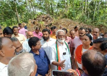 പെരുംകുളം  ശിവൻ കുന്നിൽ  മുൻ മിസ്സൊറാം  ഗവർണർ  കുമ്മനം രാജശേഖരൻ  സന്ദർശനവേളയിൽ  പ്രദേശവാസികൾക്കൊപ്പം