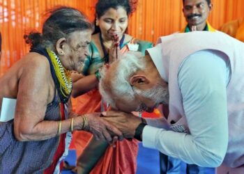 Uttara Kannada, May 03 (ANI): Prime Minister Narendra Modi meets Sukri Bommagowda, Padma award recipient from Karnataka, at Ankola in Uttara Kannada district on Wednesday. (ANI Photo)