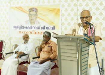 എറണാകുളം എളമക്കര ഭാസ്‌കരീയത്തില്‍ മദന്‍ദാസ് ദേവി അനുസ്മരണത്തില്‍ ആര്‍എസ്എസ് മുതിര്‍ന്ന പ്രചാരക് എസ്.സേതുമാധവന്‍ മുഖ്യപ്രഭാഷണം നടത്തുന്നു. പി. വിജയകുമാര്‍, പി.എന്‍ ഈശ്വരന്‍ സമീപം