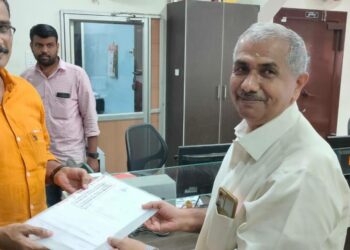 RSS Vibhag “Sanghchalak receives the title deed of the property of Lekha V. Nair from the bank manager.