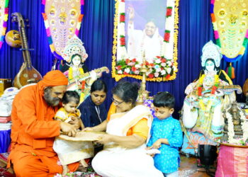 കൊച്ചി മാതാ അമൃതാനന്ദമയി മഠത്തിൽ നടന്ന വിദ്യാരംഭച്ചടങ്ങിൽ മാതാ അമൃതാനന്ദമയി  മഠം ജനറൽ സെക്രട്ടറി സ്വാമി പൂർണാമൃതാനന്ദപുരി കുട്ടിക്ക് ആദ്യക്ഷരം കുറിക്കുന്നു.