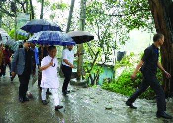 സിക്കിം മുഖ്യമന്ത്രി പ്രേംസിങ് തമാങ് പ്രളയബാധിത മേഖലകള്‍ സന്ദര്‍ശിച്ചപ്പോള്‍