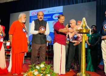 Union Minister V. Muraleedharan inaugurates the "Garbha Samskara Suputreeyam” national seminar. Also seen are L/R: Dr. Jayalakshmi Ammal, Swami Sankaramaruthananda Puri,  Dr. Mohan Kunnummel, Dr. T.T. Krishnakumar, Dr. Surendra Choudhary, Dr. Suresh Jakotia, Dr. Harita and Dr. Ravikumar Kallyanasseril.