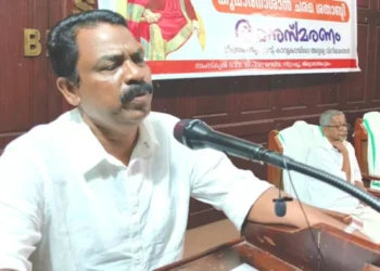 ഭാരതീയ വിചാരകേന്ദ്രം തിരുവനന്തപുരം സ്ഥാനീയ സമിതി സംഘടിപ്പിച്ച കുമാരനാശാന്‍ ചരമ ശതാബ്ദി അനുസ്മരണത്തില്‍ പ്രൊഫ. ഡോ. ഇ. ബാനര്‍ജി പ്രഭാഷണം നടത്തുന്നു. ഭാരതീയ വിചാരകേന്ദ്രം ഡയറക്ടര്‍ ആര്‍. സഞ്ജയന്‍ സമീപം