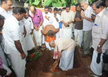 ദത്തോപന്ത് ഠേംഗ്ഡ്ജി ഭവന്‍ ശിലാസ്ഥാപനം ആര്‍എസ്എസ് മുതിര്‍ന്ന പ്രചാരകന്‍ എസ്.സേതുമാധവന്‍ നിര്‍വഹിക്കുന്നു