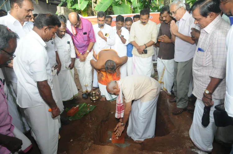 ദത്തോപന്ത് ഠേംഗ്ഡ്ജി ഭവന്‍ ശിലാസ്ഥാപനം ആര്‍എസ്എസ് മുതിര്‍ന്ന പ്രചാരകന്‍ എസ്.സേതുമാധവന്‍ നിര്‍വഹിക്കുന്നു