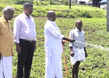 കടുത്ത ജലക്ഷാമം നേരിടുന്ന നല്ലശിങ്ക വനവാസി ഊരില്‍ വിശ്വസേവാഭാരതി നിര്‍മിച്ച ജലസേചന പദ്ധതി ആര്‍എസ്എസ് ഉത്തരകേരള പ്രാന്ത സേവാപ്രമുഖ് എം.സി. വത്സന്‍ ഉദ്ഘാടനം ചെയ്യുന്നു.