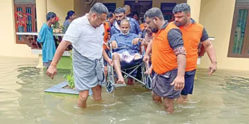 വീട്ടിൽ വെള്ളം കയറിയതിനെ തുടർന്ന് ആലപ്പുഴ വെളിയനാട് ബ്ലോക്ക് പഞ്ചായത്ത് പ്രസിഡന്റ് വി.കെ. വേണുഗോപാലിനെ സുരക്ഷിത സ്ഥലത്തേക്ക് മാറ്റുന്നു.