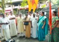 ലവ് ജിഹാദ് പ്രതിയെ അറസ്റ്റ് ചെയ്യാത്ത പോലീസ് നടപടിക്കെതിരെ റൂറൽ എസ് പി ഓഫീസിലേക്ക് ഹിന്ദു ഐക്യവേദി, വിശ്വഹിന്ദു പരിഷത്ത് നേതൃത്വത്തിൽ നടന്ന പ്രതിഷേധ മാർച്ച് പോലീസ് തടഞ്ഞതിനെ തുടർന്ന്  പ്രതിഷേധ യോഗം മഹിളാ ഐക്യവേദി സംസ്ഥാന പ്രസിഡന്റ്‌ ബിന്ദു മോഹൻ ഉദ്ഘാടനം ചെയ്തു സംസാരിക്കുന്നു.