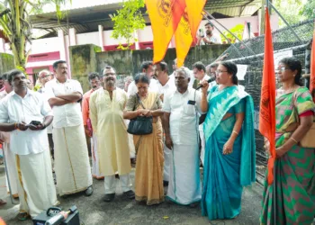 ലവ് ജിഹാദ് പ്രതിയെ അറസ്റ്റ് ചെയ്യാത്ത പോലീസ് നടപടിക്കെതിരെ റൂറൽ എസ് പി ഓഫീസിലേക്ക് ഹിന്ദു ഐക്യവേദി, വിശ്വഹിന്ദു പരിഷത്ത് നേതൃത്വത്തിൽ നടന്ന പ്രതിഷേധ മാർച്ച് പോലീസ് തടഞ്ഞതിനെ തുടർന്ന്  പ്രതിഷേധ യോഗം മഹിളാ ഐക്യവേദി സംസ്ഥാന പ്രസിഡന്റ്‌ ബിന്ദു മോഹൻ ഉദ്ഘാടനം ചെയ്തു സംസാരിക്കുന്നു.