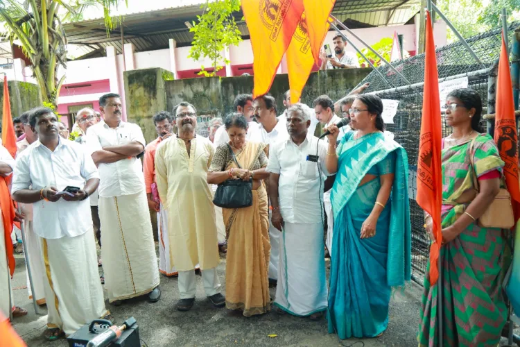 ലവ് ജിഹാദ് പ്രതിയെ അറസ്റ്റ് ചെയ്യാത്ത പോലീസ് നടപടിക്കെതിരെ റൂറൽ എസ് പി ഓഫീസിലേക്ക് ഹിന്ദു ഐക്യവേദി, വിശ്വഹിന്ദു പരിഷത്ത് നേതൃത്വത്തിൽ നടന്ന പ്രതിഷേധ മാർച്ച് പോലീസ് തടഞ്ഞതിനെ തുടർന്ന്  പ്രതിഷേധ യോഗം മഹിളാ ഐക്യവേദി സംസ്ഥാന പ്രസിഡന്റ്‌ ബിന്ദു മോഹൻ ഉദ്ഘാടനം ചെയ്തു സംസാരിക്കുന്നു.