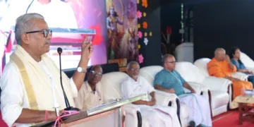 ഭഗവദ്ഗീതാ സ്വാദ്ധ്യായസമിതിയുടെ ആഭിമുഖ്യത്തില്‍ കാലടി ശ്രീശാരദാ സൈനിക് സ്‌കൂളില്‍ നടന്ന ഗീതായനം ദേശീയ സെമിനാര്‍ ആര്‍എസ്എസ് സഹസര്‍കാര്യവാഹ് ഡോ. കൃഷ്ണഗോപാല്‍ ഉദ്ഘാടനം ചെയ്യുന്നു. കെ.സി. സുധീര്‍ബാബു, ആര്‍. സഞ്ജയന്‍, പ്രൊഫ. കെ. ശിവപ്രസാദ്, സ്വാമി ബ്രഹ്‌മപരാനന്ദ, ഡോ. അര്‍ച്ചന ശ്രീനിവാസ് സമീപം.