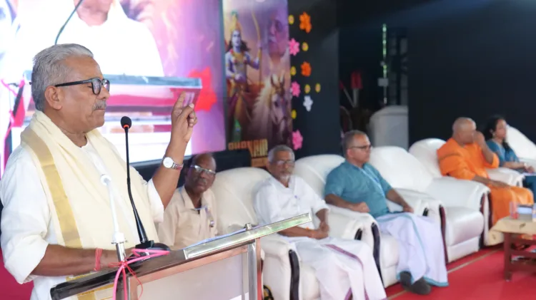 ഭഗവദ്ഗീതാ സ്വാദ്ധ്യായസമിതിയുടെ ആഭിമുഖ്യത്തില്‍ കാലടി ശ്രീശാരദാ സൈനിക് സ്‌കൂളില്‍ നടന്ന ഗീതായനം ദേശീയ സെമിനാര്‍ ആര്‍എസ്എസ് സഹസര്‍കാര്യവാഹ് ഡോ. കൃഷ്ണഗോപാല്‍ ഉദ്ഘാടനം ചെയ്യുന്നു. കെ.സി. സുധീര്‍ബാബു, ആര്‍. സഞ്ജയന്‍, പ്രൊഫ. കെ. ശിവപ്രസാദ്, സ്വാമി ബ്രഹ്‌മപരാനന്ദ, ഡോ. അര്‍ച്ചന ശ്രീനിവാസ് സമീപം.