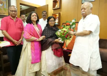 നാരാ ശ്രീസന്ത് സഖുമാതാ ദേവസ്ഥാനം ഭാരവാഹികള്‍ നാഗ്പൂര്‍ കാര്യാലയത്തില്‍ ആര്‍എസ്എസ് സര്‍സംഘചാലക് ഡോ. മോഹന്‍ ഭാഗവതിനെ സന്ദര്‍ശിച്ചപ്പോള്‍.