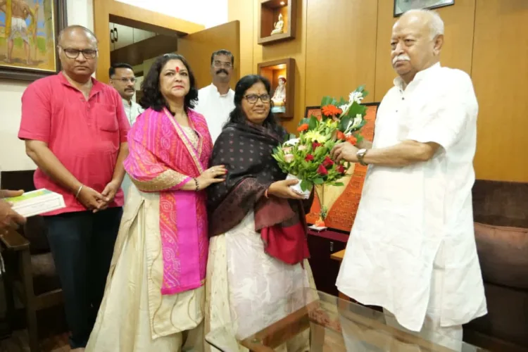 നാരാ ശ്രീസന്ത് സഖുമാതാ ദേവസ്ഥാനം ഭാരവാഹികള്‍ നാഗ്പൂര്‍ കാര്യാലയത്തില്‍ ആര്‍എസ്എസ് സര്‍സംഘചാലക് ഡോ. മോഹന്‍ ഭാഗവതിനെ സന്ദര്‍ശിച്ചപ്പോള്‍.