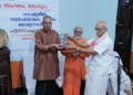 എറണാകുളം മാധവനിവാസില്‍ നടന്ന ചടങ്ങില്‍ 'രാഷ്ട്രീയ സ്വയംസേവക സംഘം കേരളത്തില്‍' പുസ്തകം സാഹിത്യകാരന്‍ സി. രാധാകൃഷ്ണനു നല്‍കി മുതിര്‍ന്ന പ്രചാരകന്‍ എസ്. സേതുമാധവന്‍ പ്രകാശനം ചെയ്യുന്നു. സ്വാമി വിവിക്താനന്ദ സമീപം
