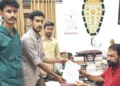 പിഎം ശ്രീ നടപ്പാക്കണമെന്നാവശ്യപ്പെട്ട് എബിവിപി നേതാക്കള്‍ മന്ത്രി വി. ശിവന്‍കുട്ടിക്ക് നിവേദനം നല്‍കിയപ്പോള്‍ (ഫയല്‍)