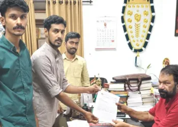 പിഎം ശ്രീ നടപ്പാക്കണമെന്നാവശ്യപ്പെട്ട് എബിവിപി നേതാക്കള്‍ മന്ത്രി വി. ശിവന്‍കുട്ടിക്ക് നിവേദനം നല്‍കിയപ്പോള്‍ (ഫയല്‍)