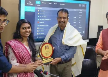 യുവകൈരളി സൗഹൃദവേദി പ്രസിഡന്റ് നിരഞ്ജന കിഷന്, ജനറല് സെക്രട്ടറി പി.എസ്. നാരായണന് എന്നിവര് ശ്രീജിത്ത് മൂത്തേടത്തിന് ഉപഹാരം സമ്മാനിക്കുന്നു. ഡോ. പി. ശിവപ്രസാദ് സമീപം