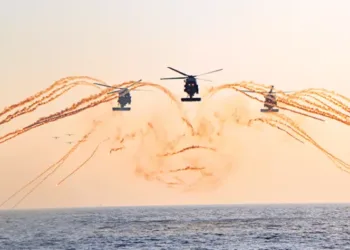 നാവികസേനാ ദിനാചരണത്തോടനുബന്ധിച്ചു തിരുവനന്തപുരം ശംഖുംമുഖത്ത് നടന്ന പരിപാടികള്‍ ഉദ്ഘാടനം ചെയ്യാനെത്തിയ രാഷ്ട്രപതി ദ്രൗപദി മുര്‍മുവിന് അഭിവാദ്യമര്‍പ്പിക്കുന്ന ഹെലികോപ്റ്ററുകള്‍