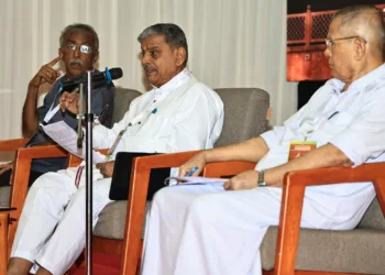 ആര്‍എസ്എസ് സര്‍കാര്യവാഹ് ദത്താത്രേയ ഹൊസബാളെ കോഴിക്കോട്ട് 'പ്രേരണ' പരിപാടിയില്‍ ക്ഷണിക്കപ്പെട്ട യുവജനങ്ങളുമായി   സംവദിക്കുന്നു.