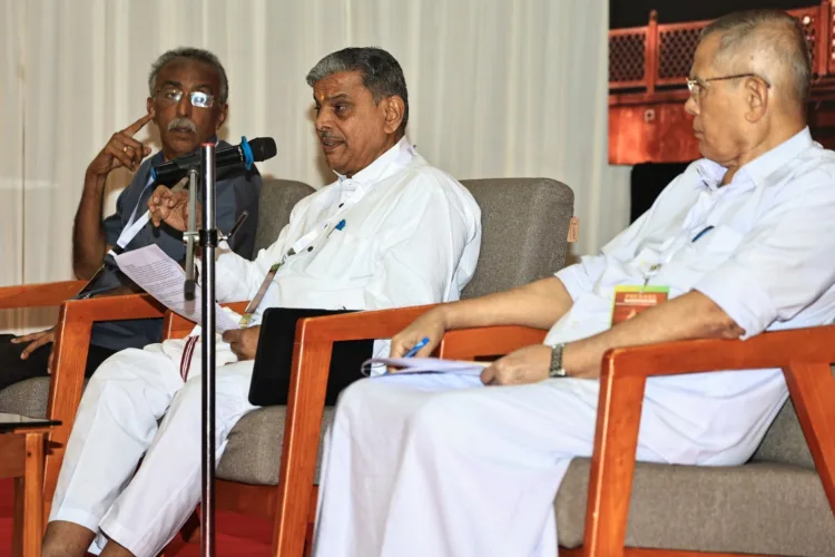 ആര്‍എസ്എസ് സര്‍കാര്യവാഹ് ദത്താത്രേയ ഹൊസബാളെ കോഴിക്കോട്ട് 'പ്രേരണ' പരിപാടിയില്‍ ക്ഷണിക്കപ്പെട്ട യുവജനങ്ങളുമായി   സംവദിക്കുന്നു.